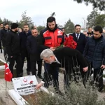 Deprem şehitleri kabri başında dualarla yad edildi