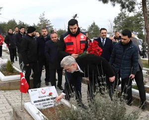 Deprem şehitleri kabri başında dualarla yad edildi