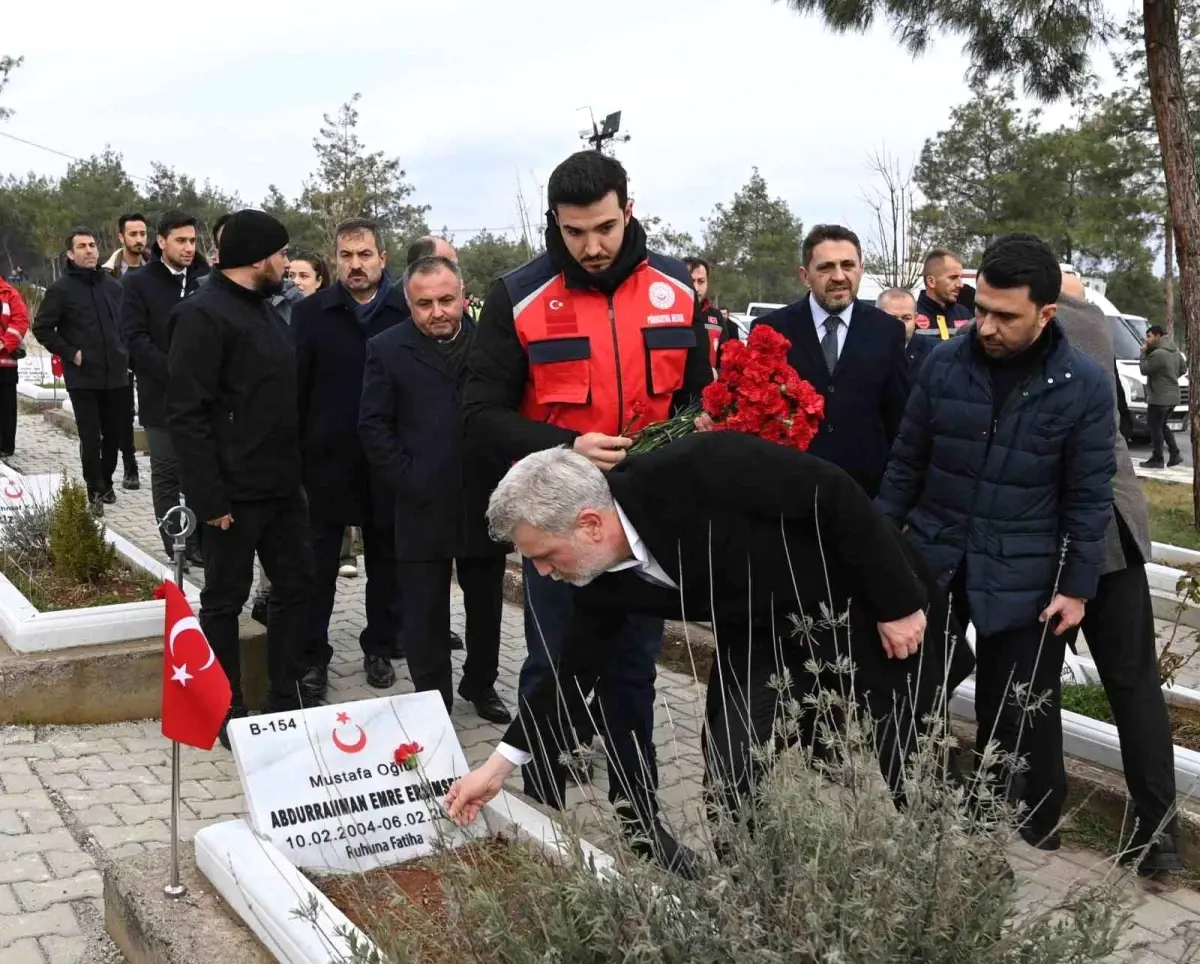 Deprem şehitleri kabri başında dualarla yad edildi