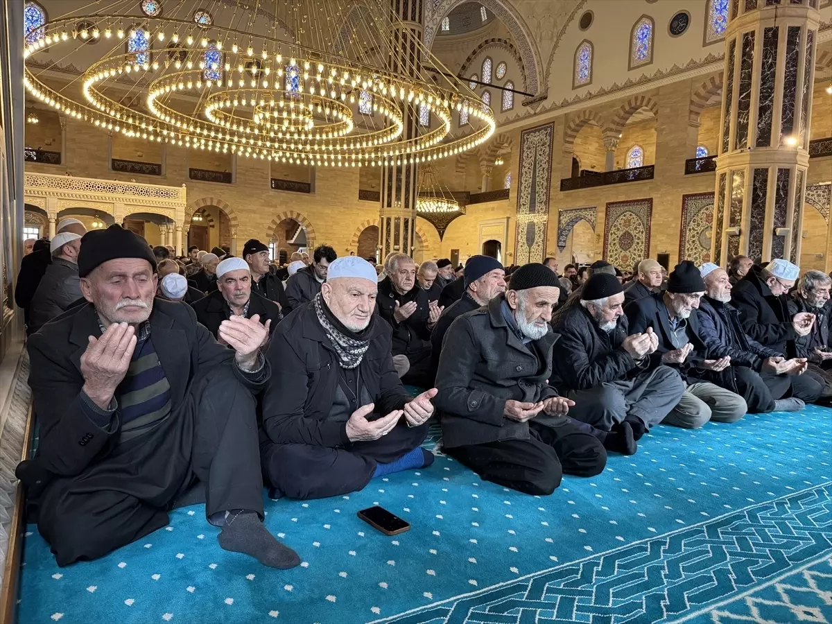 Depremlerde Hayatını Kaybedenler İçin Dua