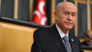 Devlet Bahçeli’den ‘Kabe’de Hacılar’ ilahisini söyleyen fenomene tebrik