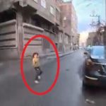 Diyarbakır’da aniden yola fırlayan çocuk ölümden döndü