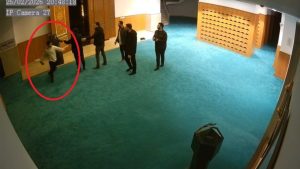 Diyarbakır’da ayakkabılarını bulamayan şahıs camii görevlilerine saldırdı