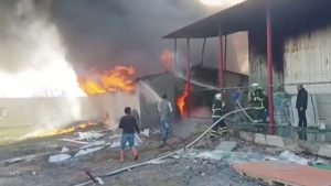 Diyarbakır’da plastik poşet fabrikasında yangın çıktı