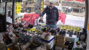Elazığ’da ayakkabı hırsızlığı kamerada: Önce beğendi sonra poşete koydu