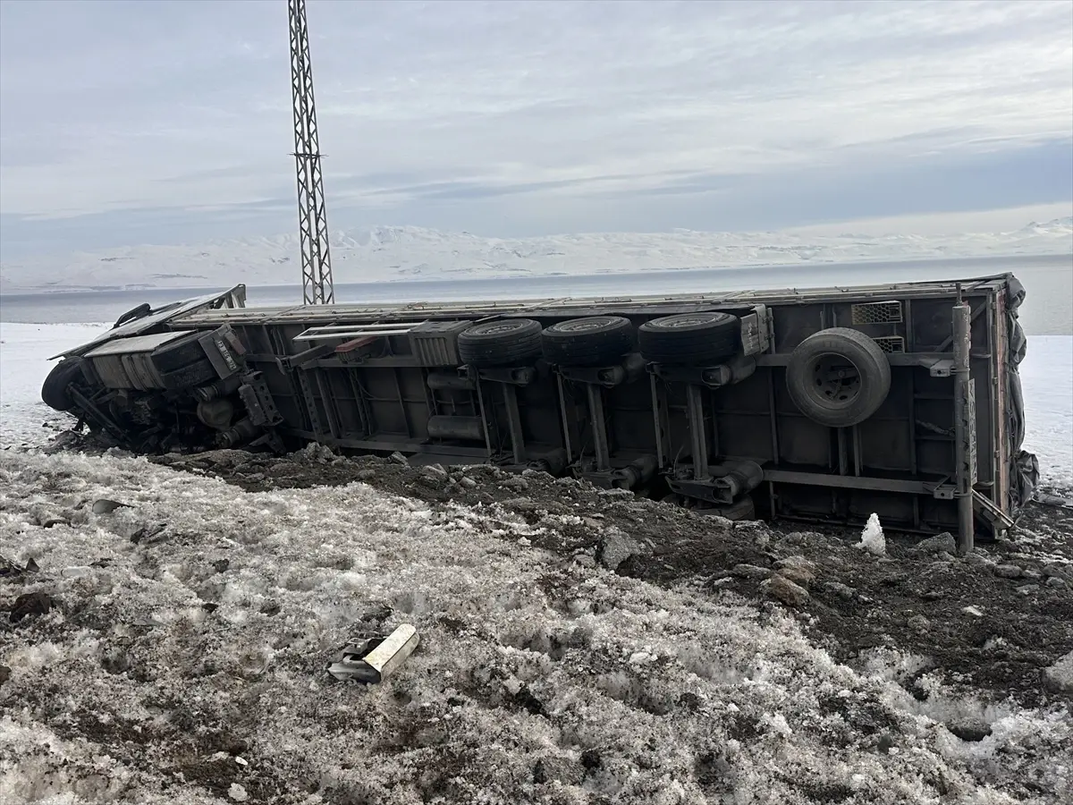Erciş’te şarampole devrilen tırın sürücüsü yaralandı