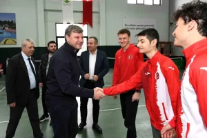 Ertuğrul Sağlam’dan genç sporculara ilham veren ziyaret