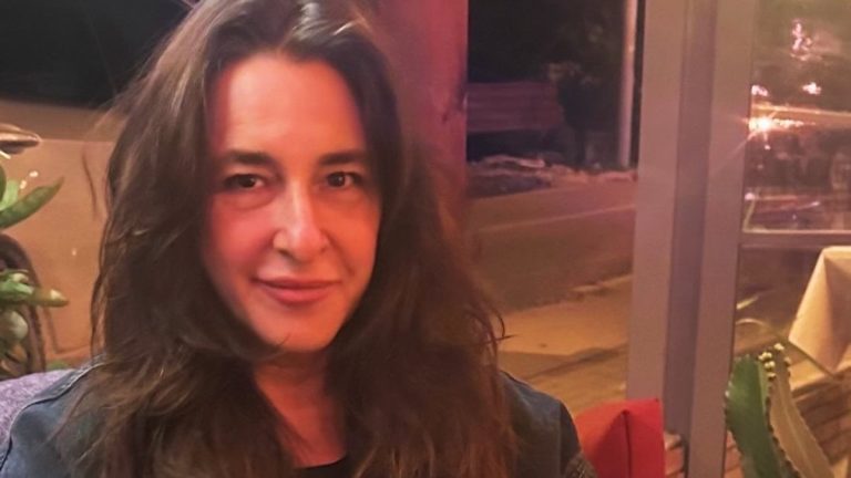 Esra Dermancıoğlu alışverişte! Gözlük denemelerini paylaştı