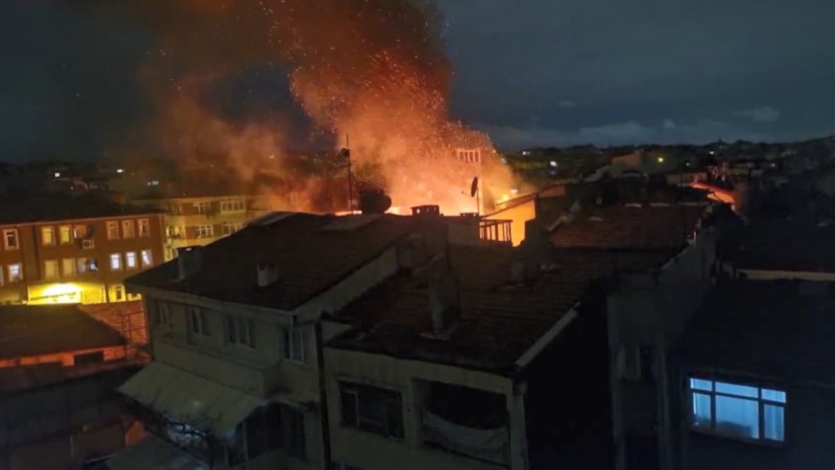 Fatih’te metruk binada yangın: Alevler yan binaya sıçradı