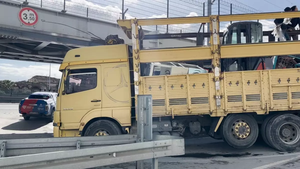 Fatih’te TIR Kruvazör Yolu Kapatıp Kaldırıldı