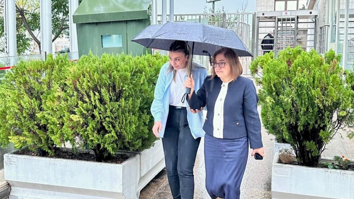 Fatma Şahin’in koruma polisini şemsiyesi altına aldığı anlar