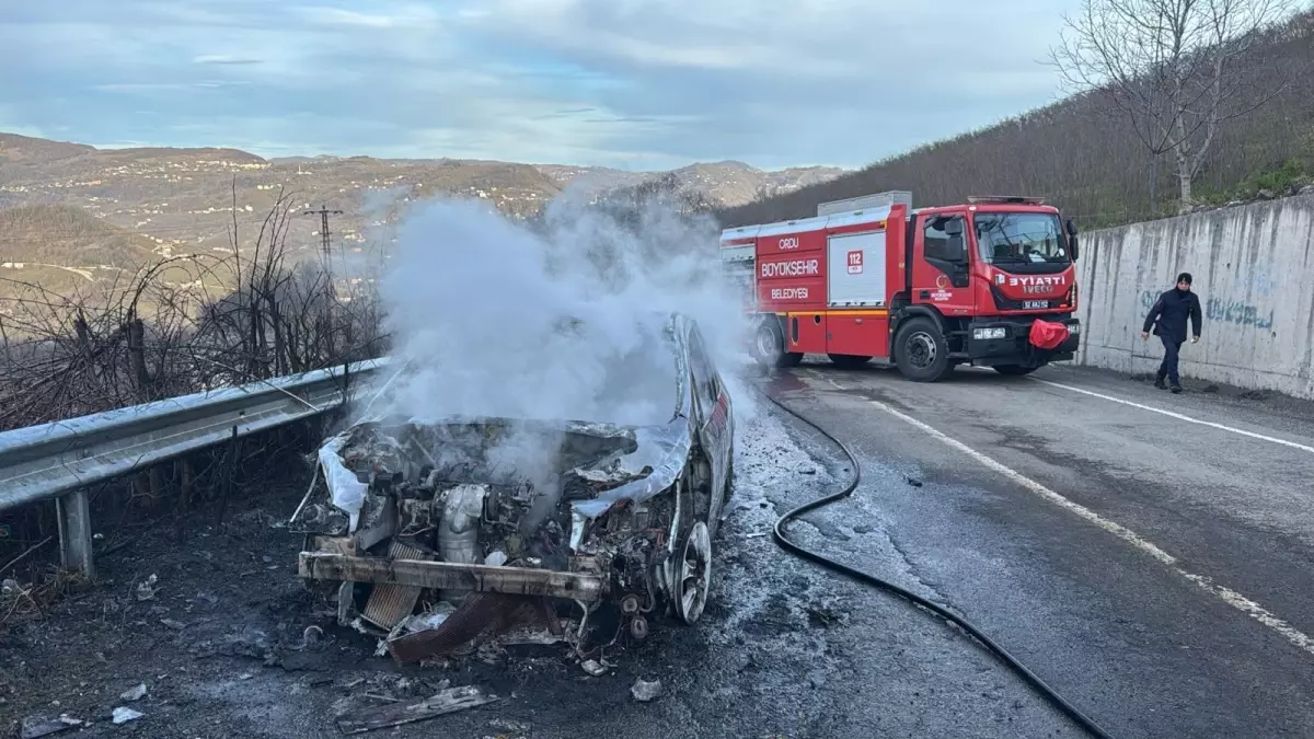 Fatsa’da Seyir Halindeki Otomobil Yandı