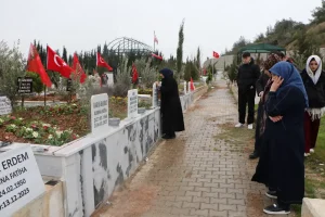 Fenerbahçe bayrakları asılan mezarlıkta ağabeyini andı; enkazdan boynunda takımının atkısıyla çıktı