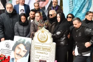 Ferdi Tayfur’un mezarı başında çekilen fotoğraf torununu çıldırttı: Hepiniz yalancısınız
