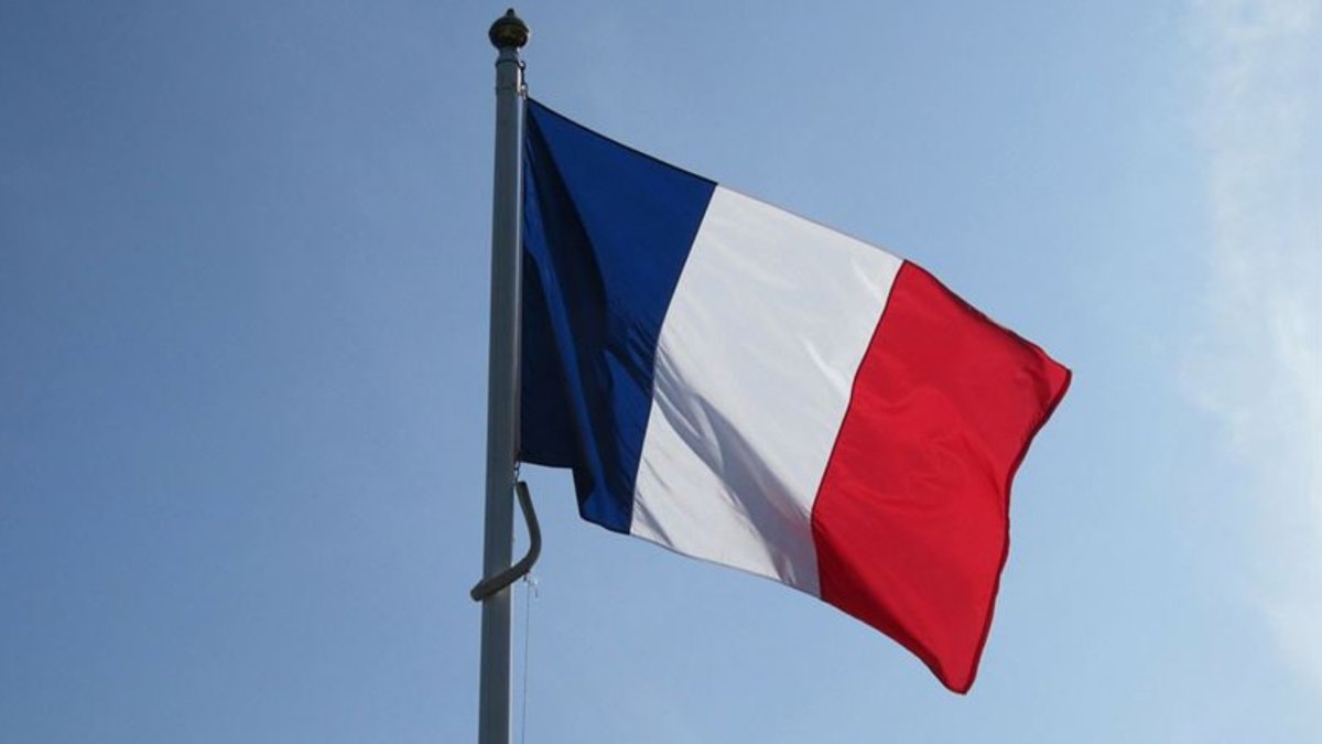 Fransa’da kışlada başından vurulan asker öldü