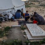 Gazze’de Filistinliler, Ramazan’da da mezarlıklarda hayatta kalıyor