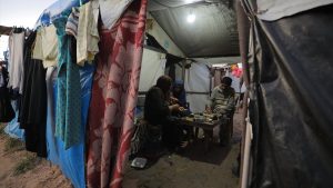 Gazzeli aile iftarını yıkılan evlerinin enkazında yaptı