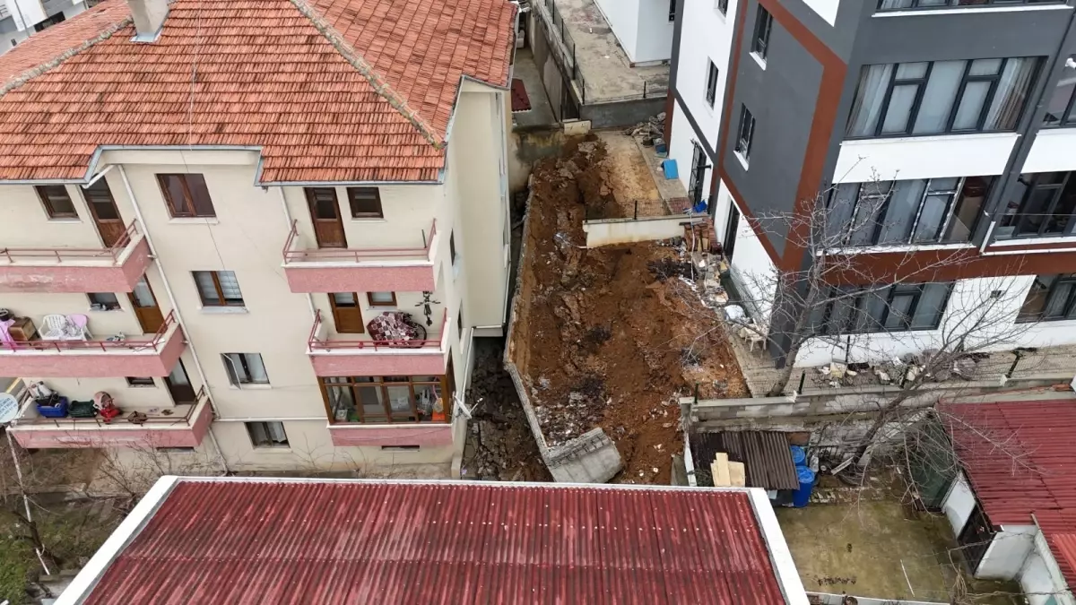 Gölbaşı’nda istinat duvarı çöktü