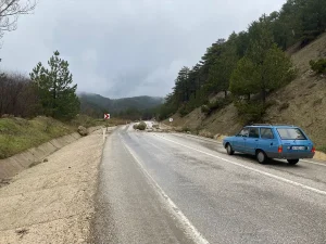 Göynük’te Yola Kaya Parçaları Düştü