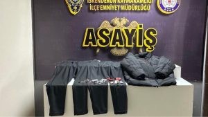 Hatay’da mağazada alarm söken hırsız suçüstü yakalandı