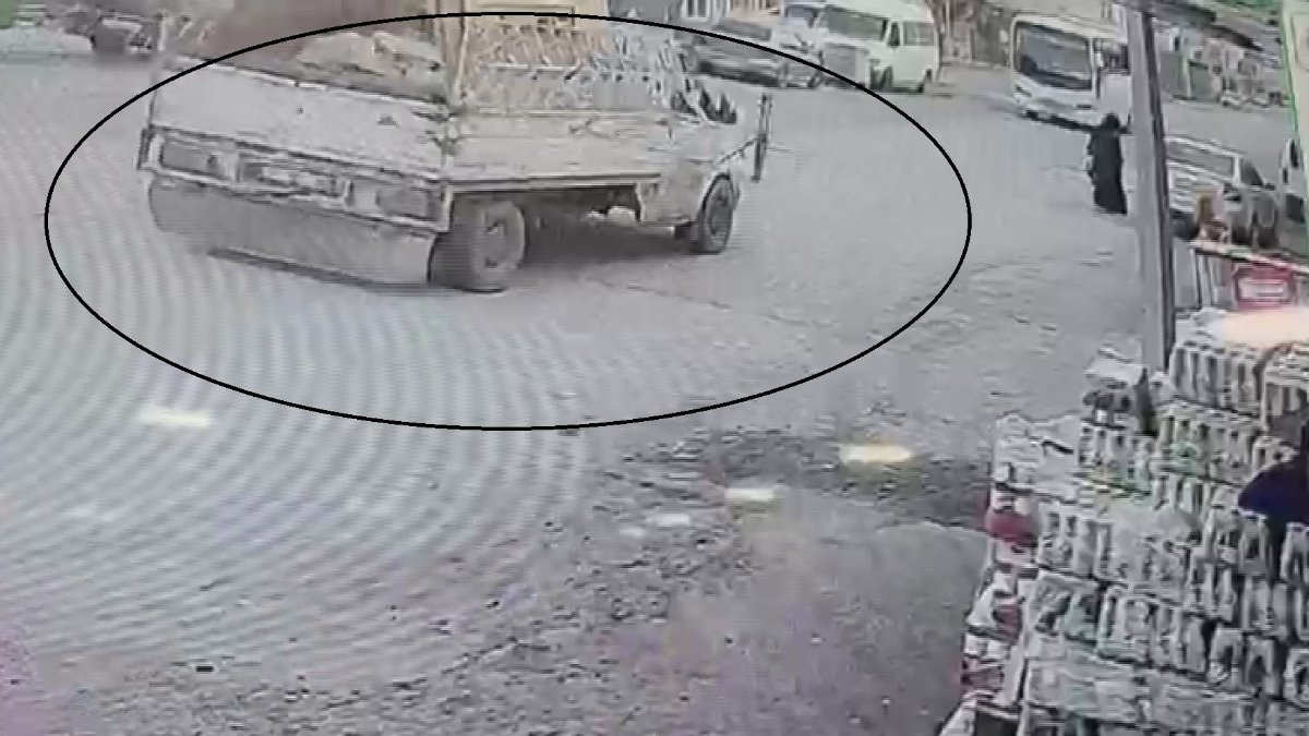 Hatay’da seyir halindeki pikabın kapağı açıldı: Kadının kafasına çarptı