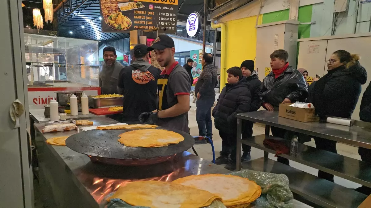 Hatay’da Uzun Çarşı Esnafı, Depremde Hayatını Kaybedenleri Anmak İçin İkramda Bulundu