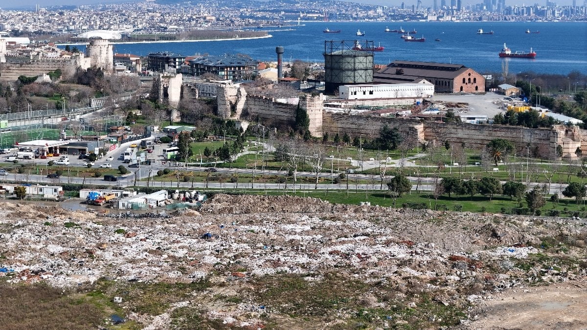 İBB’nin moloz döktüğü Kazlıçeşme Meydanı’nda çevre kirliliği