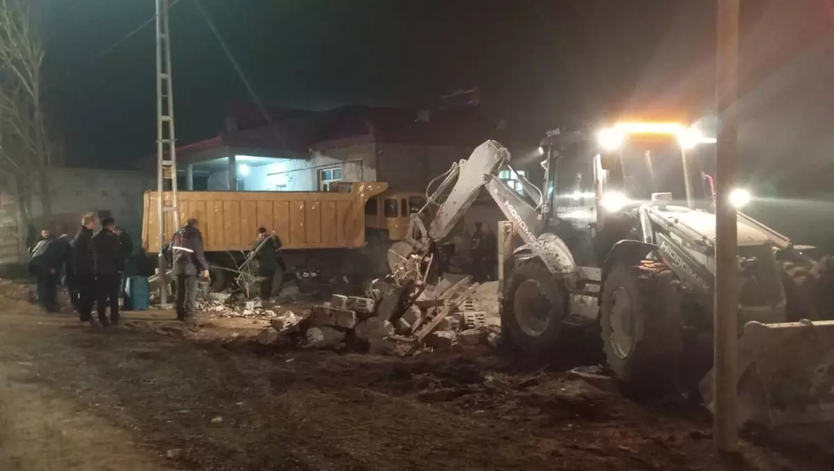 Iğdır’da Kamyon Ev Duvarına Çarptı