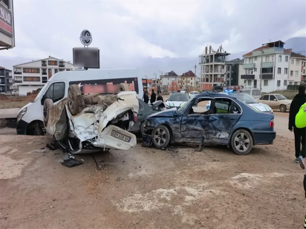 İnegöl’de Ehliyetsiz Çocukla Kaza: 8 Yaralı