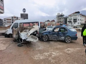 İnegöl’de Ehliyetsiz Çocukla Kaza: 8 Yaralı