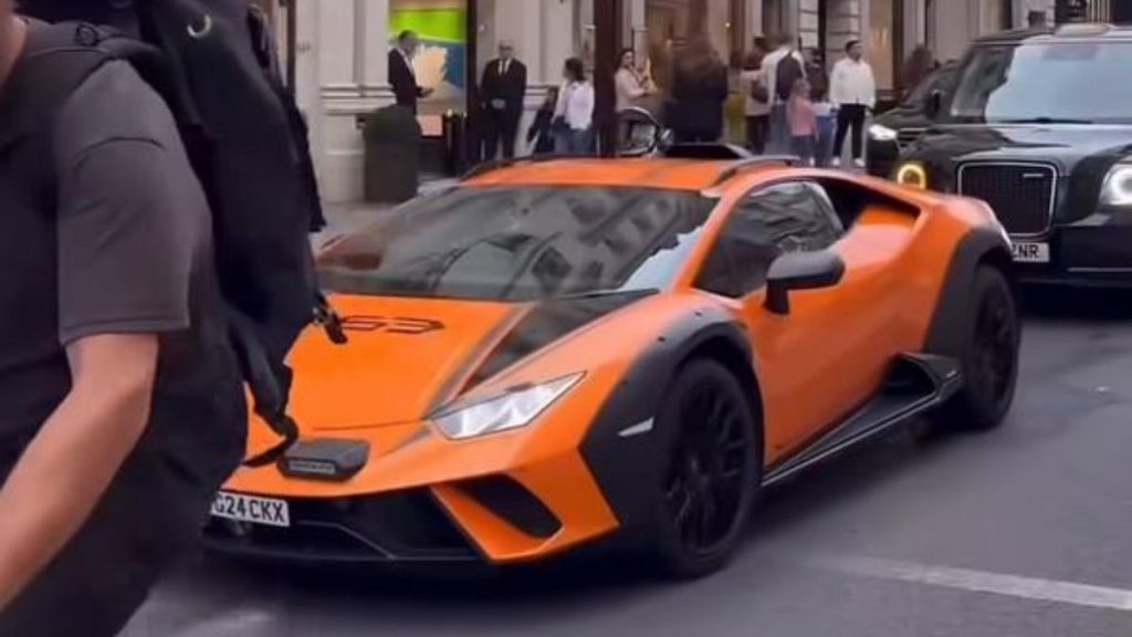 İngiltere’de fenomen ilahi sokaklarda yankılandı: Kabe’de hacılar ‘hu’ der Allah