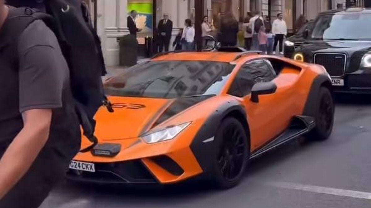 İngiltere’de fenomen ilahi sokaklarda yankılandı: Kabe’de hacılar ‘hu’ der Allah