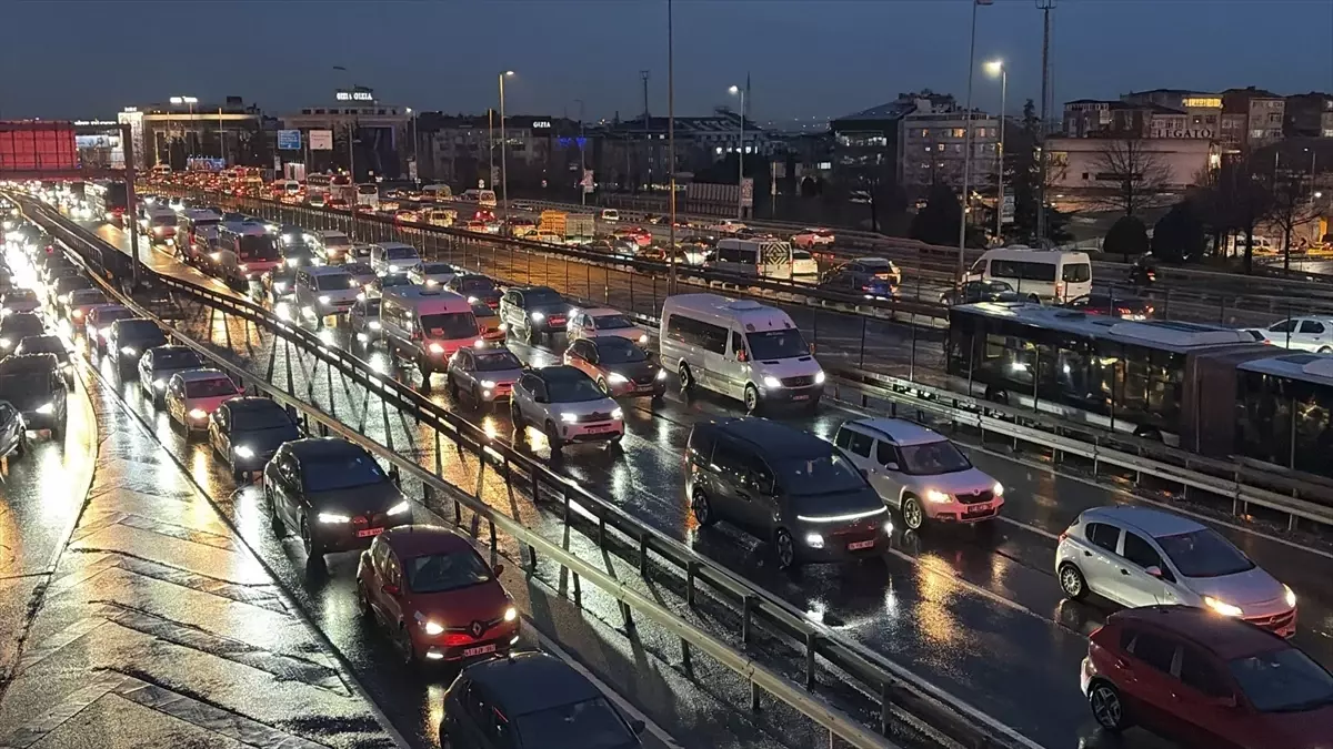 İstanbul’da akşam saatlerinde trafik yoğunluğu yüzde 90’a çıktı