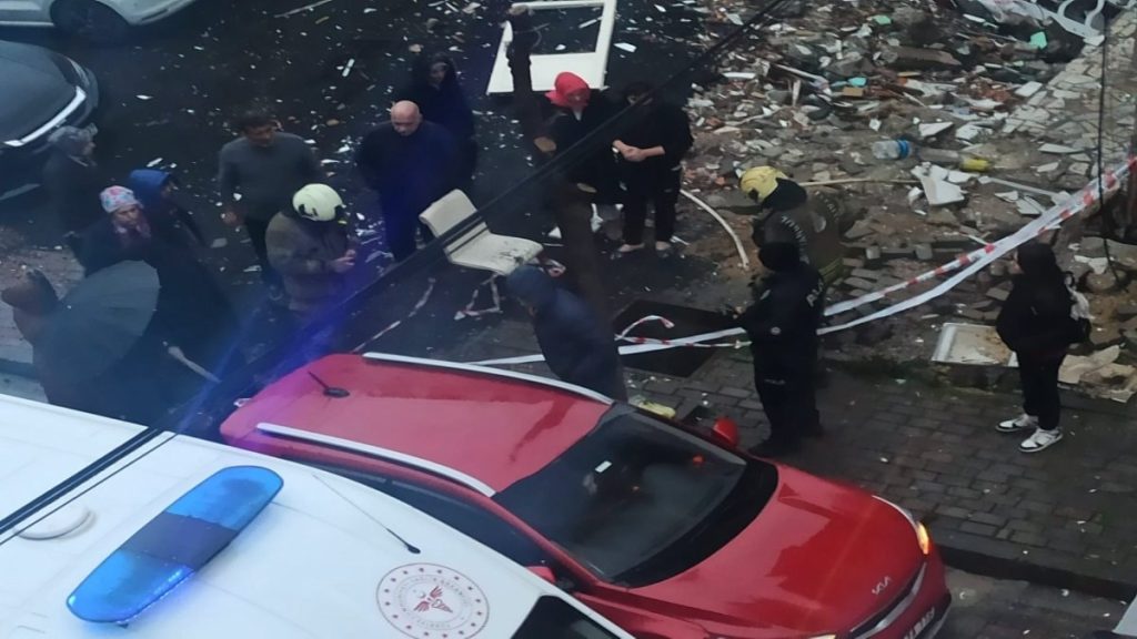 İstanbul’da bir çocuk kapağı çalınan rögara düştü