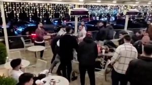 İstanbul’da bir kafede çıkan tartışmada etraf savaş alanına döndü