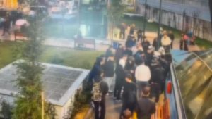 İstanbul’da kavgayı ayırırken bıçaklanan gencin ailesini tehdit eden 3 kişi tutuklandı