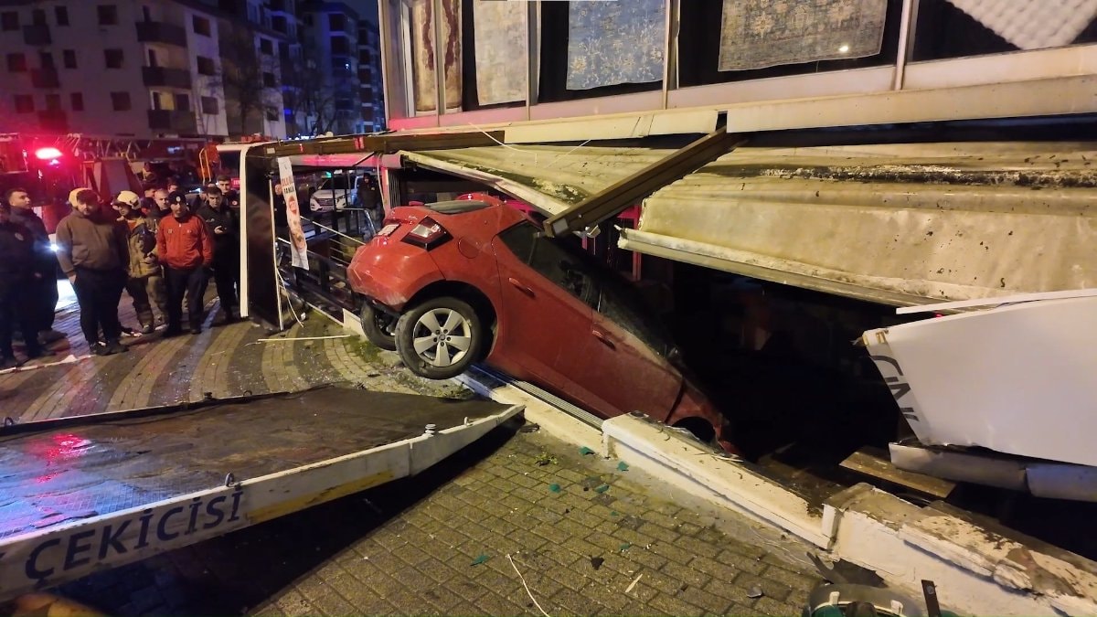 İstanbul’da kontrolden çıkan otomobil iş yerine daldı