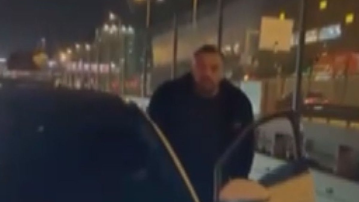 İstanbul’da trafikte motorcu ile otomobil sürücüsünün kavgası kameraya yansıdı