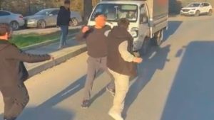 İstanbul’da trafikte yumruklu kavga kamerada: Cadde boks ringine döndü