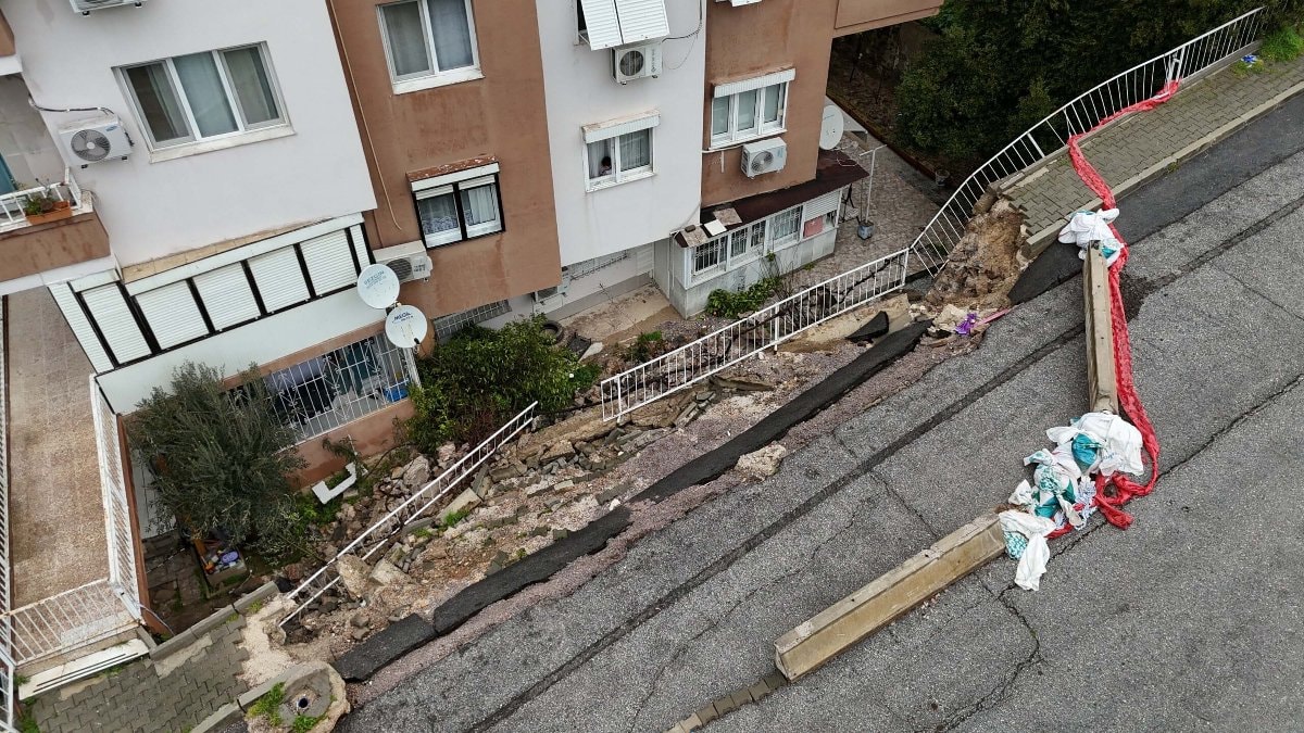 İzmir’de istinat duvarı çöktü: Apartman sakinleri 3 haftadır çözüm bekliyor