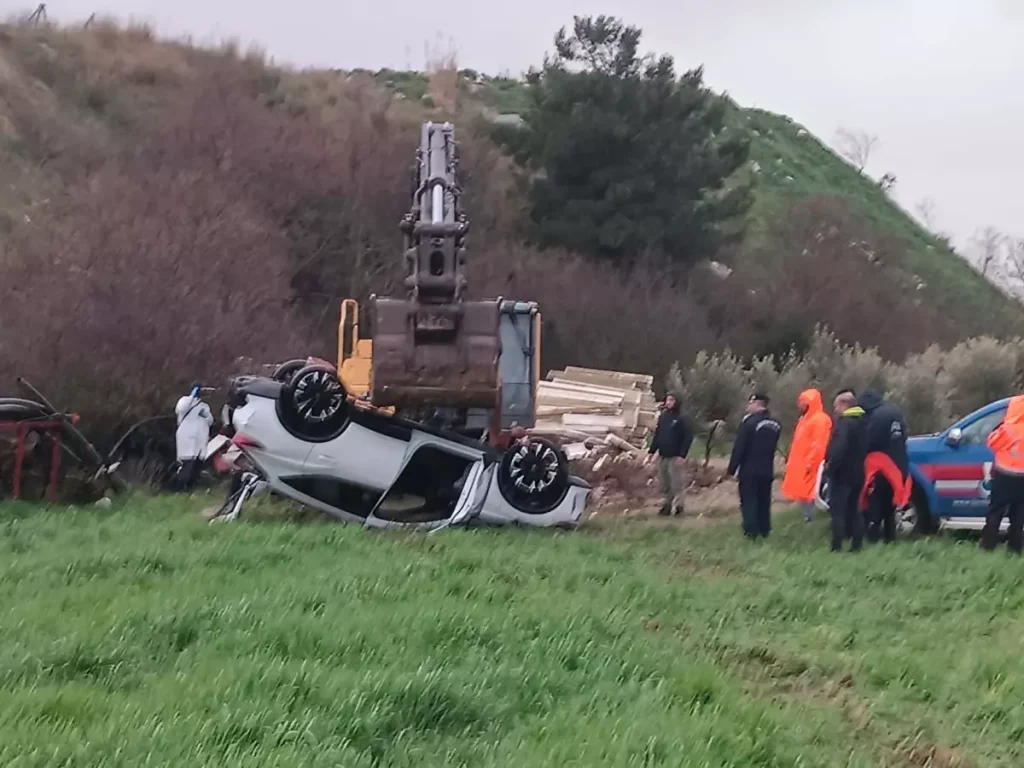 İzmir’de Otomobil Dere Yatağından Çıkarıldı