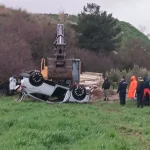 İzmir’de Otomobil Dere Yatağından Çıkarıldı