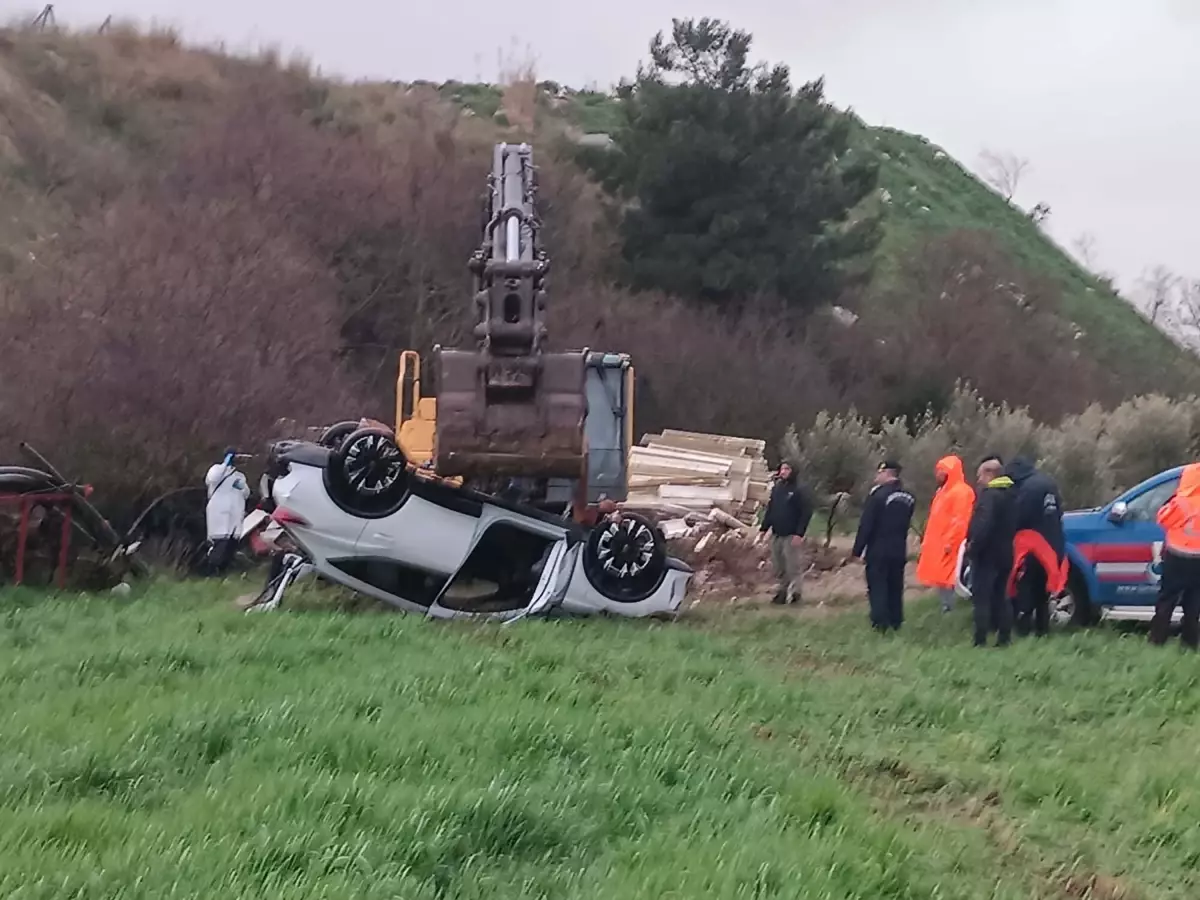 İzmir’de Otomobil Dere Yatağından Çıkarıldı