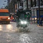 İzmir’de Sağanak Yağış Hayatı Olumsuz Etkiledi