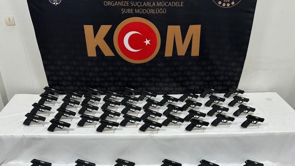 İzmir’de suç örgütüne operasyon düzenlendi: 1 milyar TL para hareketi tespit edildi