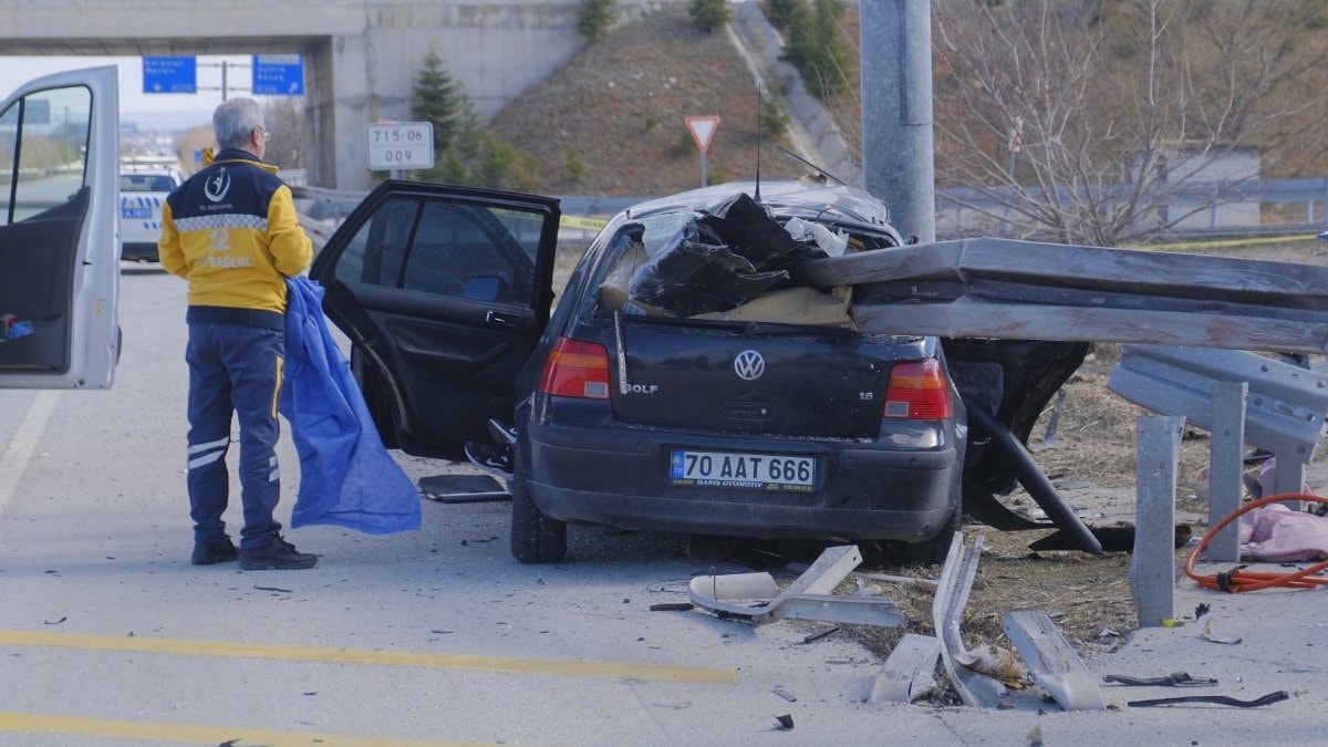 Karaman’da bariyerlere saplanan otomobilde anne ve baba can verdi