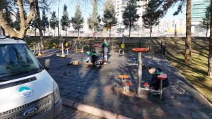 Kayseri Büyükşehir Belediyesi ekipleri, yeşil alanlarda bakım onarım çalışmalarını sürdürüyor