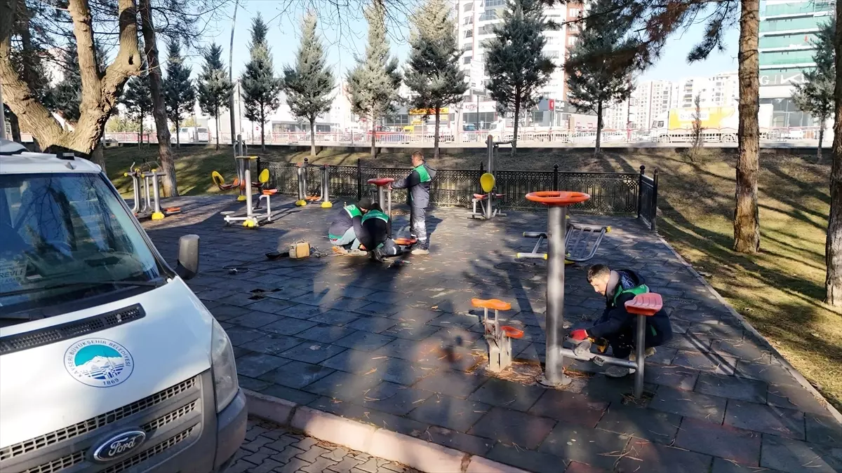 Kayseri Büyükşehir Belediyesi ekipleri, yeşil alanlarda bakım onarım çalışmalarını sürdürüyor
