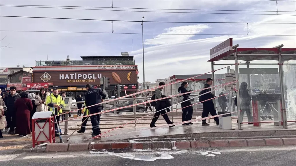 Kayseri’de Tramvay Durağında Kaza: 3 Yara