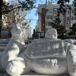 Kışın Sanat: Kazak Hizmetli Kardan Heykeller Yapıyor